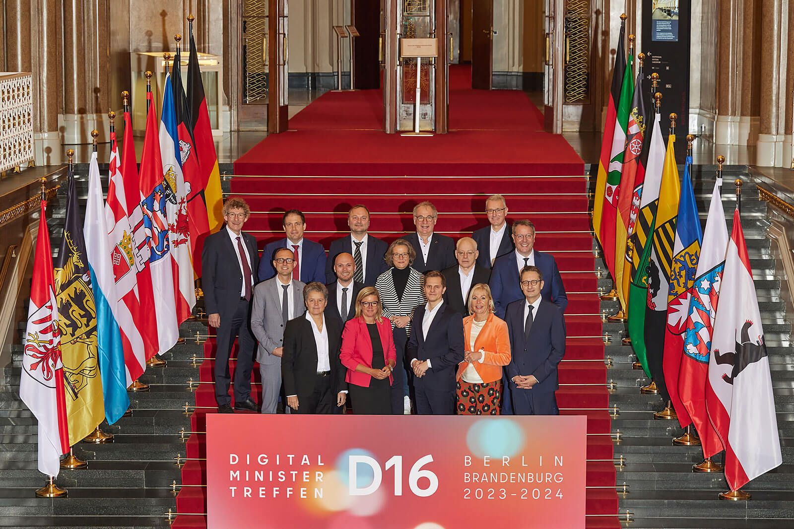 D16 Gruppenfoto auf Treppe im Roten Rathaus