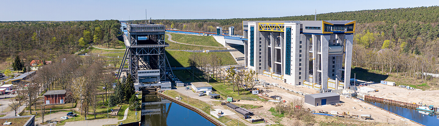 Altes und neues Schiffshebewerk in Niederfinow, Land Brandenburg