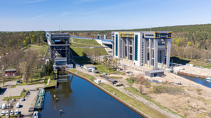 Altes und neues Schiffshebewerk in Niederfinow, Land Brandenburg