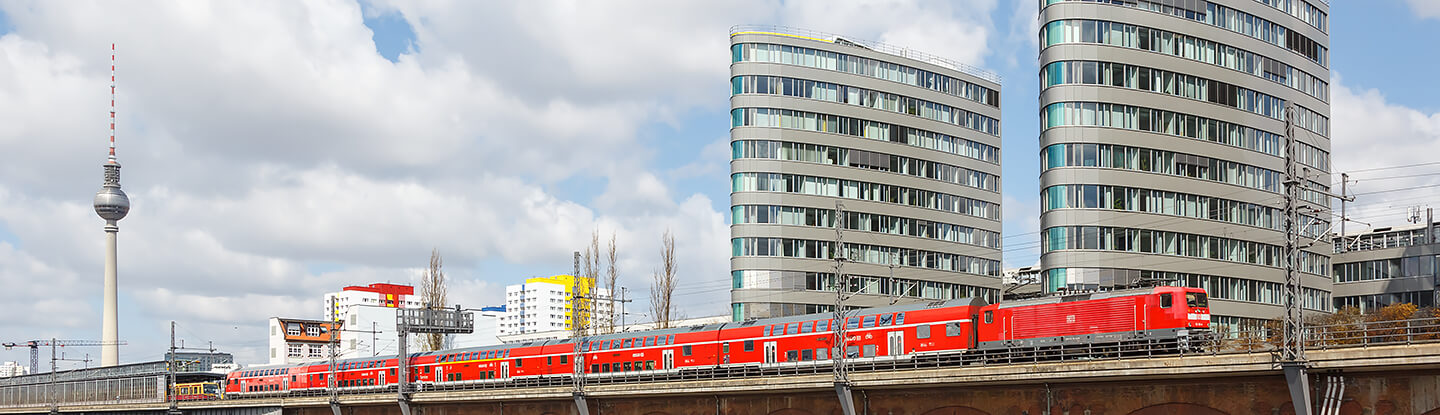 Regionalzug der Deutschen Bahn bei der Jannowitzbrücke in Berlin