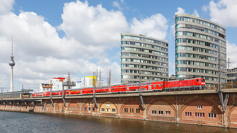 Regionalzug der Deutschen Bahn bei der Jannowitzbrücke in Berlin