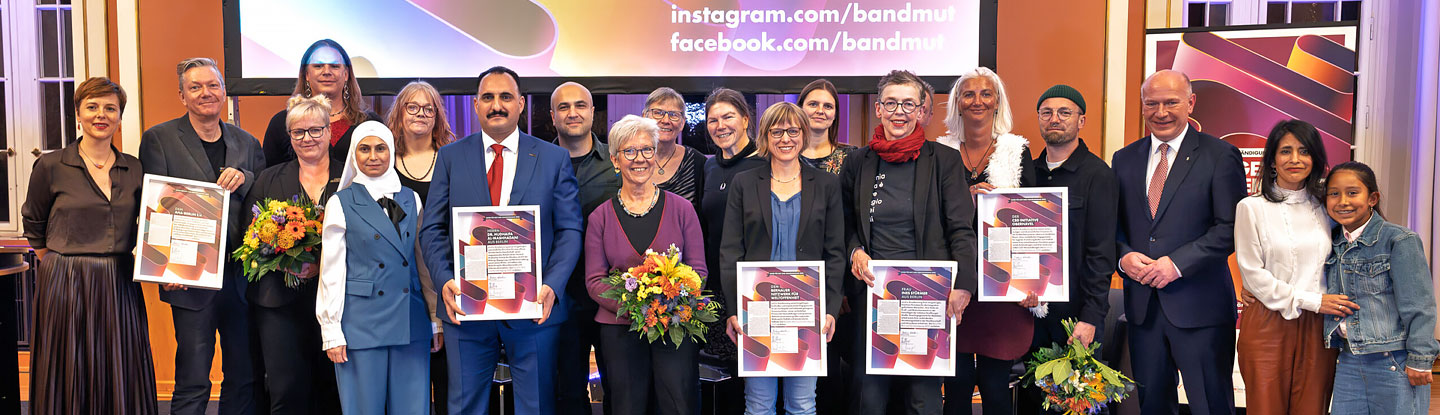 Das Bild zeigt die Die Preisträger und Preisträgerinnen 2025 des Bands für Mut und Verständigung