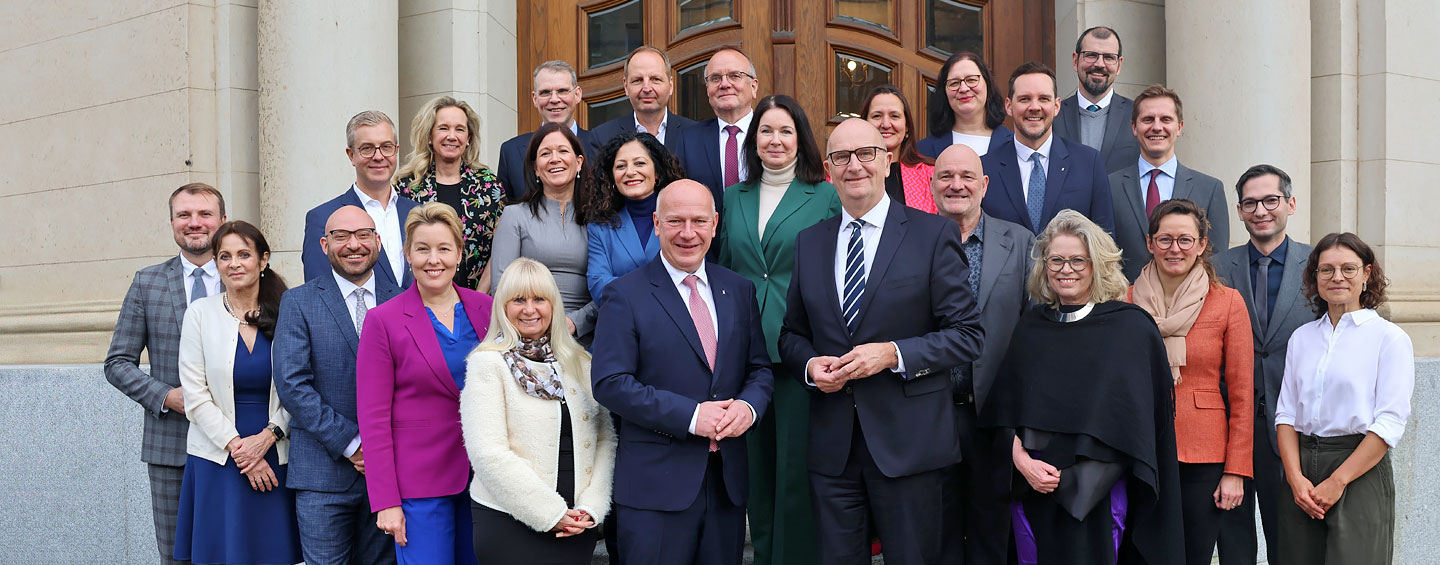 Das Foto zeigt die Mitglieder Landesregierungen von Brandenburg und Berlin zur Gemeinsamen Kabinettssitzung 2025 in Potsdam