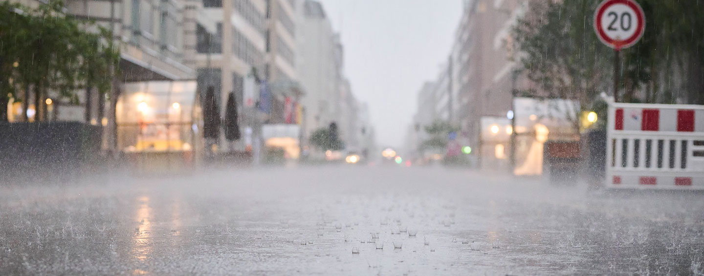 Starker Regen auf der Friedrichstraße in Berlin