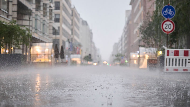 Starker Regen auf der Friedrichstraße in Berlin