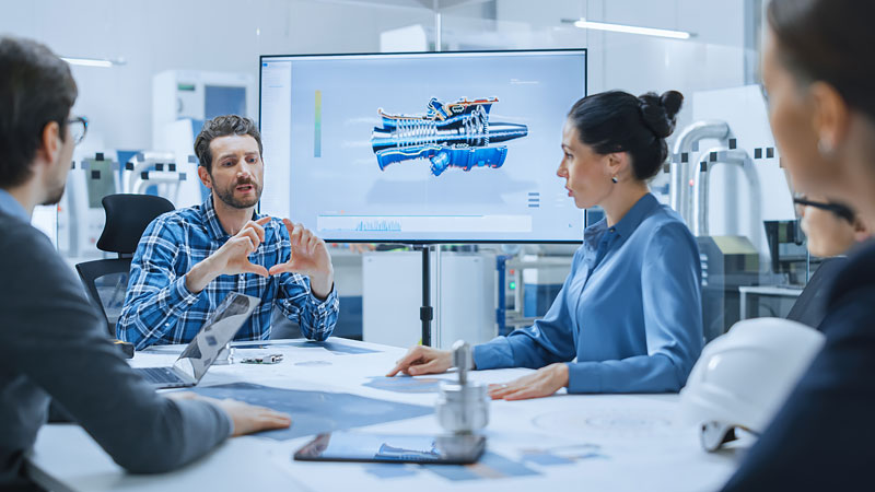 Team von Ingenieuren, Managern und Investoren im Gespräch am Konferenztisch