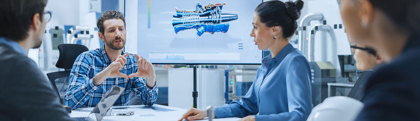 Team von Ingenieuren, Managern und Investoren im Gespräch am Konferenztisch